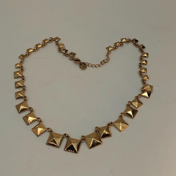 Vera Wang Pyramid shaped linked Gold Tone necklace - Picture 4 of 6